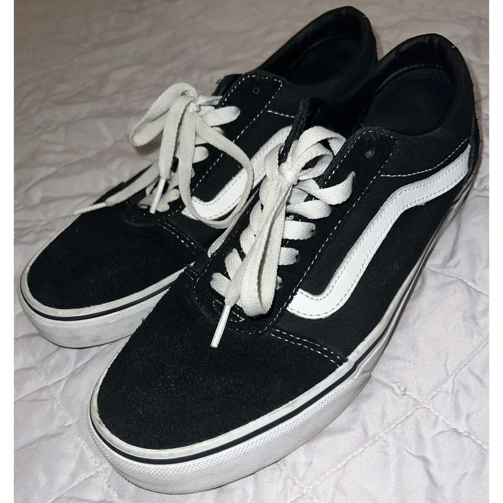 Van's Classic Low Top Men's Black/White Sneakers Size 7.5